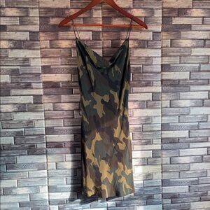 NWT Size 0 Harmony Drapey Mini Slip Dress in Camo Girl
ALICE + OLIVIA